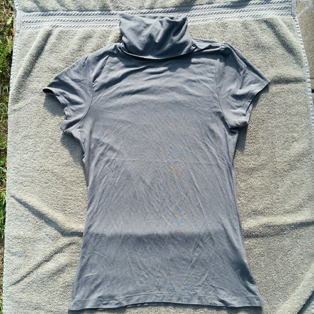 EUC grey short sleeve turtleneck shirt